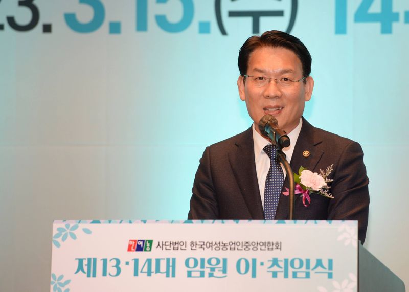 김인중 농림축산식품부 차관이 15일 서울 서초구 한국농수산식품유통공사(aT)에서 개최된 제13·14대 한국여성농업인중앙연합회 임원 이·취임식에서 인사말을 하고 있다. 농식품부 제공