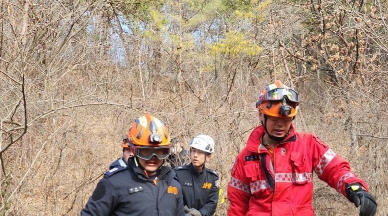 15일 오전 7시 46분쯤 강원 영월군 북면 공기리 주변에 헬기 1대가 추락했다는 신고가 소방에 접수된 가운데 사고 헬기에 탑승한 2명이 숨졌다. (강원도 소방본부 제공) 2023.3.15/뉴스1 ⓒ News1 신관호 기자