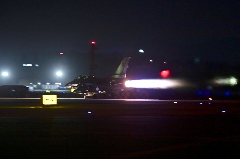 공군 제20전투비행단 소속 KF-16 전투기가 지난 14일 20시경 야간 출격을 위해 활주로를 내달리고 있다. 공군은 '자유의 방패(Freedom Shield·FS)' 연습과 연계해 3월 14일부터 15일까지 공군의 주요 전투비행부대에서 전시 작전지속능력 강화를 위한 '주·야간 지속 출격훈련'을 실시했다. 사진=공군 제공