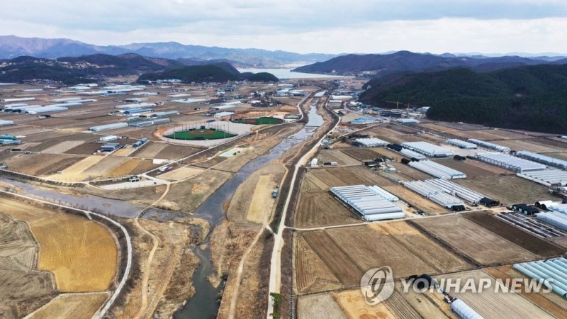 정부가 경기도 용인을 국가첨단산업단지로 조성해 세계 최대 반도체 클러스터를 만들고 지방에도 14개 국가산단을 새로 지정해 반도체·미래차·우주 등 첨단산업을 육성한다. 특히 용인 산단 후보지는 기존 반도체 생산단지인 경기 기흥, 화성, 평택, 이천과 연결해 세계 최대의 반도체 메가 클러스터를 만든다는 구상이다. 사진은 15일 대규모 시스템 반도체 국가산업단지로 지정된 경기도 용인시 처인구 남사읍 일대 모습. /사진=연합뉴스