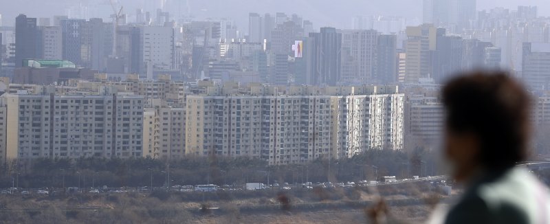 [서울=뉴시스] 최진석 기자 = 서울 성동구 응봉산에서 바라본 규제지역인 강남구 일대 아파트의 모습. 2023.03.02. myjs@newsis.com /사진=뉴시스