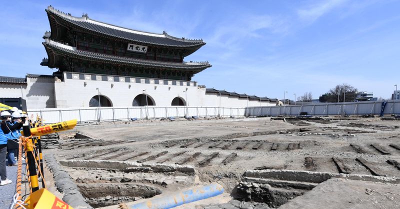 16일 서울 광화문 앞 월대 및 주변부 발굴 현장이 공개됐다. 공개 행사에 참가한 시민들이 일제 강점기 때 만들어진 전차 철로를 둘러보고 있다. 전차 철로는 1917~1966년 존재했던 것으로 안국동 철로와 효자동 철로가 세종로 방향으로 이어진 형태로, 오는 18일까지 사흘간 일반에 공개된다.사진=김범석 기자