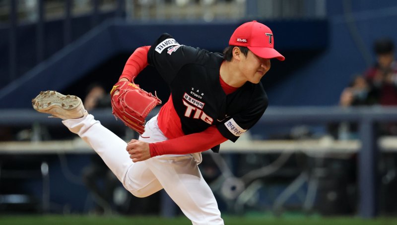 역투하는 KIA 선발 윤영철 (서울=연합뉴스) 김인철 기자 = 16일 서울 구로구 고척스카이돔에서 열린 2023 KBO 프로야구 시범경기 KIA 타이거즈와 키움 히어로즈의 경기. KIA 선발 윤영철이 역투하고 있다. 2023.3.16 yatoya@yna.co.kr (끝)