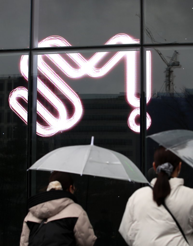 SM엔터테인먼트(이하 SM)를 두고 하이브와 카카오가 벌였던 치열한 인수전 경쟁이 12일 막을 내렸다. 사진은 이날 서울 성동구 SM 본사의 모습. 2023.3.12/뉴스1 ⓒ News1 구윤성 기자