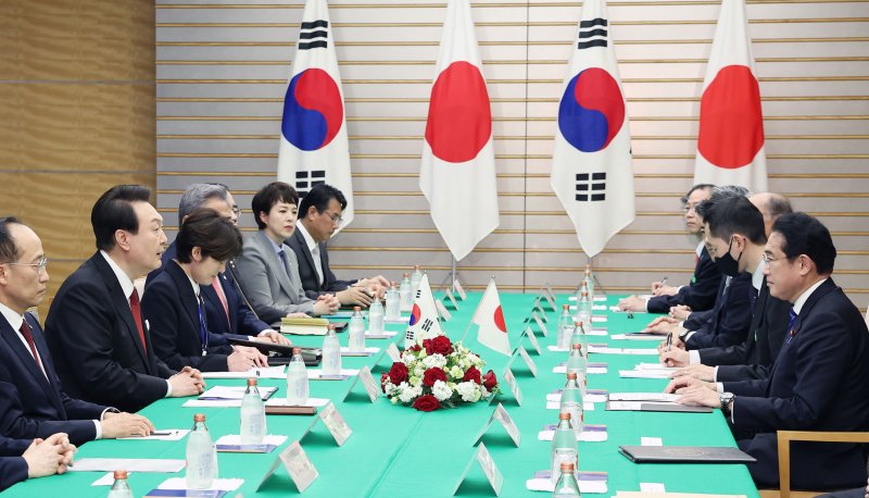 윤석열 대통령과 기시다 후미오 일본 총리가 16일 도쿄 총리 관저에서 한일 확대 정상회담을 하고 있다. 뉴시스