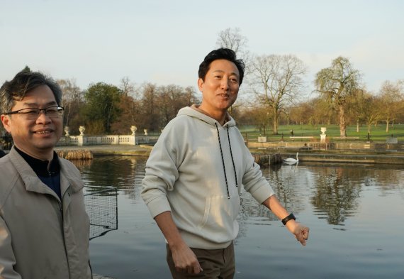 오세훈 서울시장이 15일(현지시간) 런던을 대표하는 4백년 역사의 하이드파크(Hyde Park) 일대를 둘러보며 관계자들과 이야기를 나누고 있다. (사진 왼쪽부터 박형수 서울연구원장, 오세훈 시장) / 사진=서울시 제공