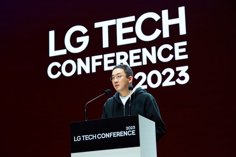 구광모 LG그룹 회장이 지난해 3월 서울 마곡 LG사이언스파크에서 열린 'LG 테크 콘퍼런스'를 찾아 미래사업 분야 400명의 연구개발 인재들에게 오프닝 스피치를 하고 있다. LG그룹 제공