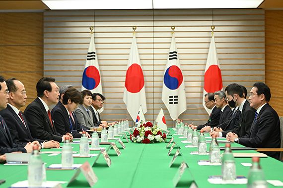 한·일 확대정상회담 1박2일 일정으로 일본을 방문한 윤석열 대통령과 기시다 후미오 일본 총리가 16일 오후 일본 도쿄 총리 관저에서 한일 확대정상회담을 하고 있다. 연합뉴스