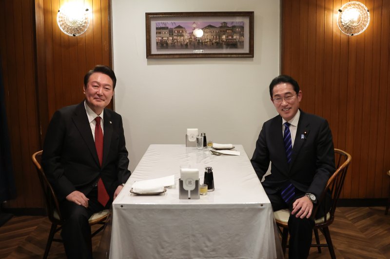 윤석열 대통령과 기시다 후미오 일본 총리가 지난해 3월 일본 도쿄 긴자의 오므라이스 노포에서 친교의 시간을 함께하고 있다.