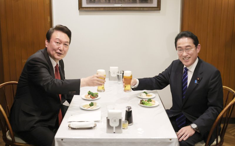 윤석열 대통령과 기시다 후미오 일본 총리가 16일 친교 만찬을 마치고 도쿄 한 식당으로 자리를 옮겨 맥주로 건배하고 있다. 2023.03.16. photo1006@newsis.com /사진=뉴시스