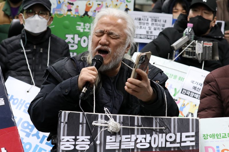 박경석 전국장애인차별철폐연대(전장연) 공동상임대표가 지난달 20일 오전 서울 종로구 지하철 4호선 혜화역 승강장에서 열린 서울경찰청의 출석 요구에 대한 입장발표 기자회견에서 구호를 외치고 있다./사진=뉴시스