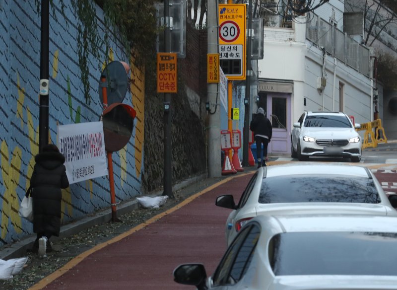 보행로가 없어 위태로운 서울 한 초등학교 인근 골목. /뉴스1 ⓒ News1