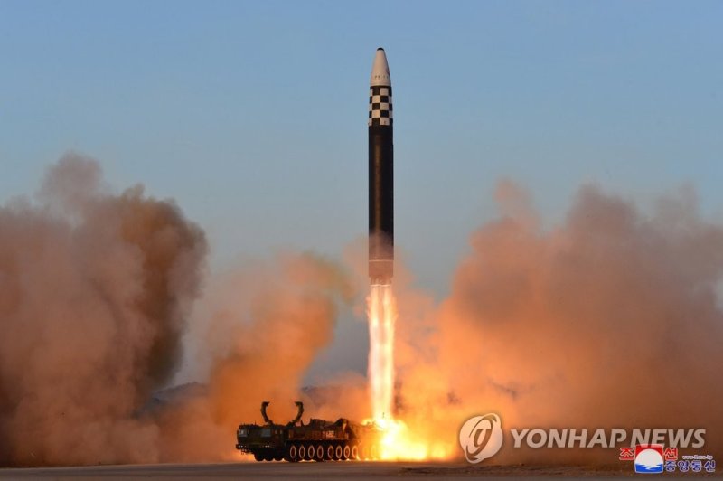 김정은 "핵전쟁억제력 강화로 적들에 두려움 줘야"…ICBM 참관 (평양 조선중앙통신=연합뉴스) 김정은 북한 국무위원장이 전날 대륙간탄도미사일(ICBM) '화성-17형' 발사훈련을 현지지도했다고 조선중앙통신이 17일 밝혔다. 중앙통신은 "미국과 남조선 괴뢰역도들의 도발적이며 침략적인 대규모 전쟁연습소동으로 하여 조선반도 지역에 가장 불안정한 안전 환경이 조성되고 있는 엄중한 형세 하에서 조선로동당 중앙군사위원회는 3월 16일 대륙간탄도미싸일 '화성포-17'형 발사 훈련을 단행하도록 하였다"고 보도했다. 통신은 "평양국제비행장에서 발사