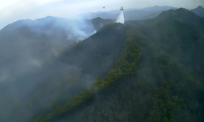 산림청 산불진화헬기가 17일 오전 경북 상주 외남면 야산 산불 진화에 나서고 있다.