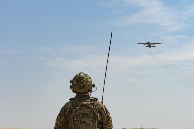 공군이 아랍에미리트(UAE)에서 열린 '데저트 플래그' 연합훈련에 처음 참여했다고 2023년 3월 17일 밝혔다. 이 훈련에 제5공중기동비행단 소속 C-130 수송기 1대와 조종사, 정비사, 화물의장사, 합동최종공격통제관(JTAC), 공정통제사 등 30여 명을 파견했다. 사진은 C-130 수송기 관제하는 공정통제사 모습. 사진=공군 제공