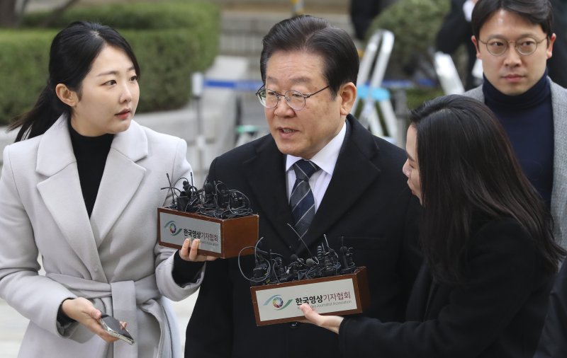 이재명 더불어민주당 대표가 17일 서울 서초구 서울중앙지법에서 열린 '고 김문기·백현동 허위 발언' 공직선거법 위반 혐의 관련 2차 공판에 출석하고 있다. /사진=뉴시스