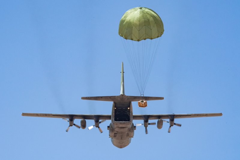 공군이 2023년 2월 26일~3월 17일까지 UAE 아부다비의 알 다프라 기지에서 열린 다국적 연합훈련 '2023년 데저트 플래그(Desert Flag) 훈련'에 참가했다고 밝혔다. 사진은 한국 C-130 수송기가 작전지역에 화물을 투하하는 모습. 사진=공군 제공
