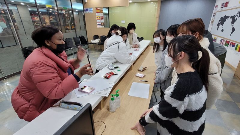 일본 고등전문학교 학생들이 대구경북영어마을을 찾아 상황체험 영어 학습에 나서고 있다. 사진=영진전문대 제공