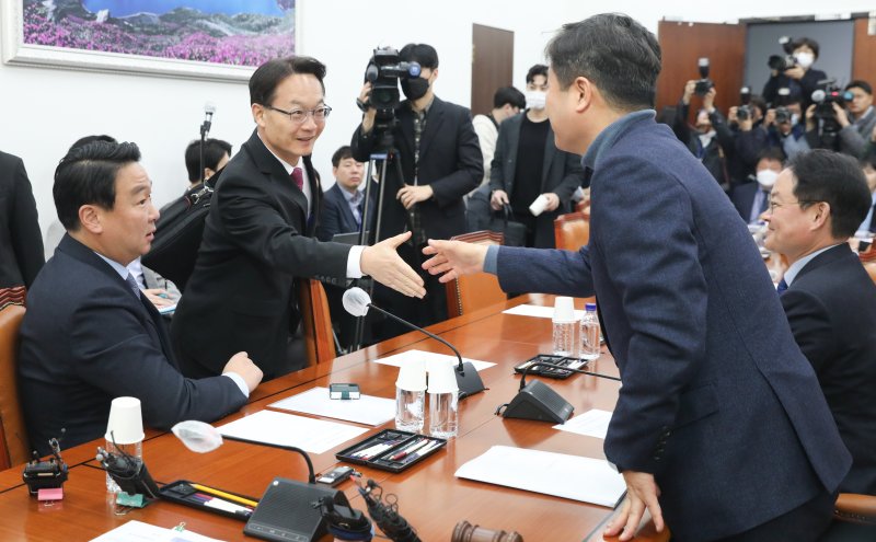 17일 서울 여의도 국회에서 열린 정치개혁특별위원회 정치관계법개선소위원회에서 조해진 소위원장과 김영배 더불어민주당 의원이 인사하고 있다. 사진=뉴스1