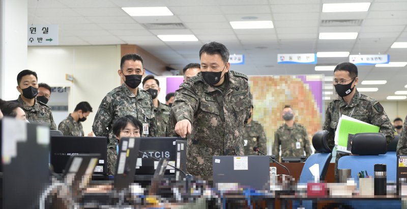 김승겸 합참의장은 17일 수도군단을 방문하여 '23 FS연습 상황을 점검하고 연습에 매진중인 장병들을 격려하고 있다. 사진=합참