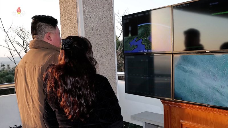 북한 조선중앙TV는 지난 16일 평양 국제공항에서 노동당 중앙군사위원회가 실시한 대륙간탄도미사일(ICBM) 화성포-17형 발사 영상을 17일 공개 했다. 사진=조선중앙TV 캡처