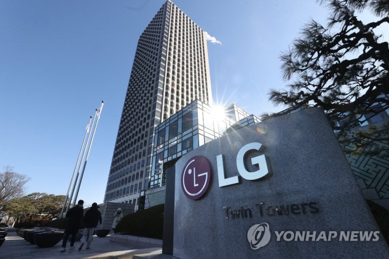 서울 여의도 LG 트윈타워 LG전자, 지난해 4분기 영업익 693억원 (서울=연합뉴스) 강민지 기자 = 코스피 상장사 LG전자는 연결 기준 작년 한 해 영업이익이 3조5천510억원으로 전년보다 12.5% 감소한 것으로 잠정 집계됐다고 27일 공시했다. 작년 4분기 영업이익은 693억원으로 전년 동기보다 90.7% 줄었다. 사진은 이날 서울 여의도 LG 트윈타워. 2023.1.27 mjkang@yna.co.kr (끝)