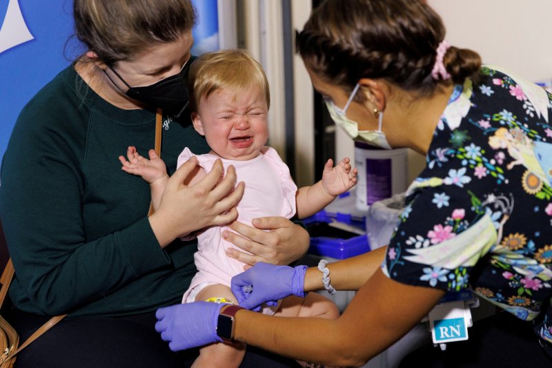 미국 질병통제예방센터(CDC)가 미국 입국 외국인들에 대한 백신 기준을 완화했다. 지난해 6월 21일(현지시간) 캘리포니아주 샌디에이고 래디아동병원에서 한 유아가 코로나19 백신을 맞고 있다. 로이터뉴스1