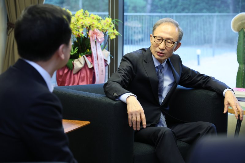 [서울=뉴시스] 이영환 기자 = 이명박 전 대통령이 15일 오후 서울 강남구 사저에서 김기현 국민의힘 대표와 면담을 하고 있다. (사진=국민의힘 제공) 2023.03.15. photo@newsis.com *재판매 및 DB 금지