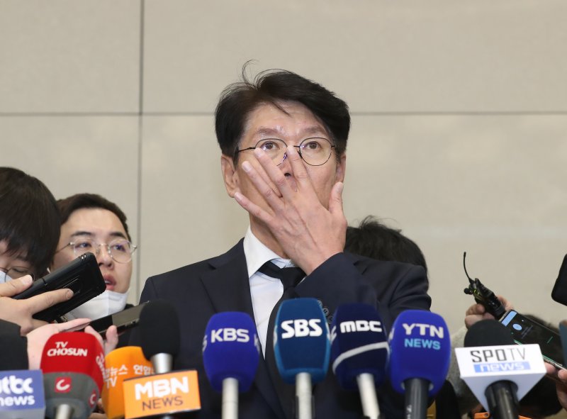 [인천공항=뉴시스] 김금보 기자 = 2023 월드베이스볼클래식(WBC) 한국 야구대표팀 이강철 감독이 14일 오후 인천국제공항 제2여객터미널을 통해 귀국 후 인터뷰를 하고 있다. 한국 야구 대표팀은 지난 13일 일본 도쿄돔에서 끝난 2023 WBC 1라운드 B조 경기에서 2승 2패를 기록, B조 3위에 그치면서 3개 대회 연속 1라운드 탈락의 수모를 겪었다. 2023.03.14. kgb@newsis.com