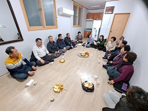 여수 봉수마을 주민들이 마을회관에 모여 환담을 하고 있다.2023.3.14/뉴스1 ⓒ News1