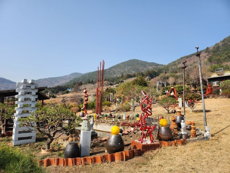 여수 봉수마을에 위치한 선경조각실 모습. 이 마을 출신 조각가가 만든 작품이다.2023.3.14/뉴스1 ⓒ News1