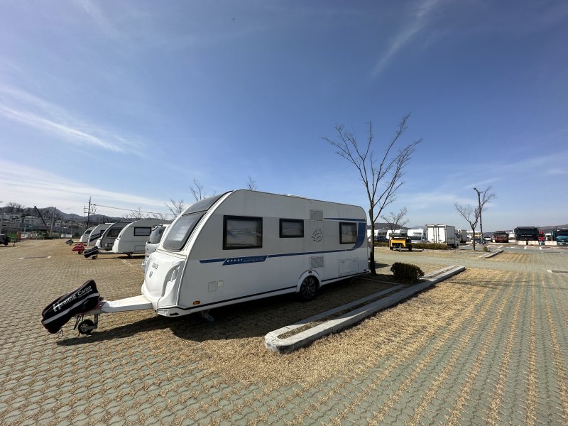 지난 16일 오전 충주종합운동장 주차장에 주차된 카라반 모습.2023.3.17/뉴스1 윤원진 기자