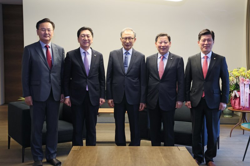 [서울=뉴시스] 이영환 기자 = 김기현 국민의힘 대표가 15일 오후 서울 강남구 이명박 전 대통령 사저에서 이 전 대통령과 기념촬영을 하고 있다. 왼쪽부터 유상범 수석대변인, 김 대표, 이 전 대통령, 이철규 사무총장, 구자근 당 대표 비서실장. (사진=국민의힘 제공) 2023.03.15. photo@newsis.com *재판매 및 DB 금지