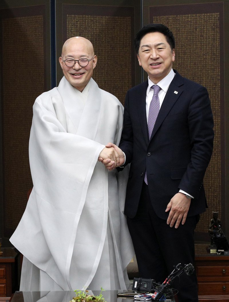 [서울=뉴시스] 국회사진기자단 = 김기현 국민의힘 당 대표가 16일 오전 서울 종로구 한국불교역사문화기념관에서 대한불교 조계종 총무원장인 진우 스님과 만나 악수하고 있다. 2023.03.16. photo@newsis.com