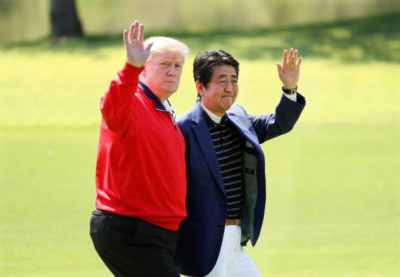 도널드 트럼프 미국 대통령과 아베 신조 일본 총리가 지난 2019년 5월26일 오전 일본 지바 현 모바라에 있는 골프장 모바라컨트리클럽에서 골프 라운딩을 하기 전 취재진을 향해 손인사를 하고 있다. ⓒ 로이터=뉴스1 ⓒ News1 이동원 기자