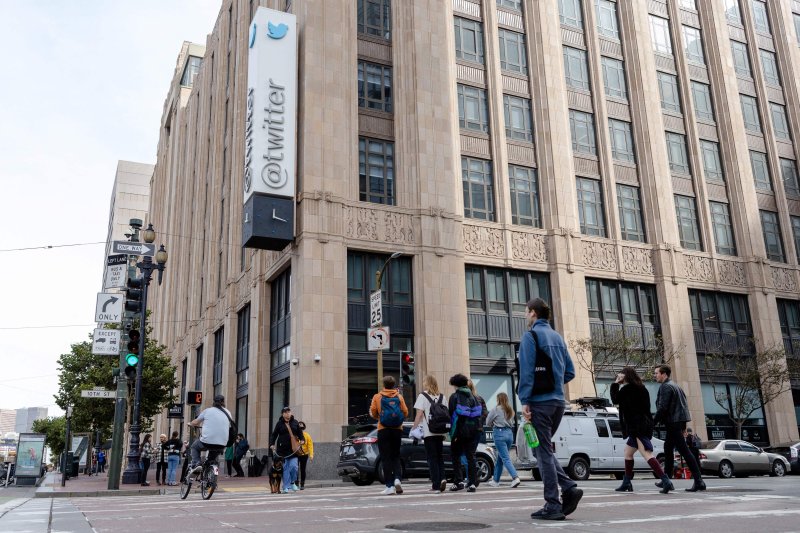 지난해 소셜미디어 트위터를 인수한 일론 머스크 테슬라 최고경영자(CEO)의 꿈은 트위터를 디지털 은행으로 탈바꿈시키는 것이라는 지적이 나왔다. 지난달 17일(현지시간) 미국 캘리포니아주 샌프란시스코 트위터 본사 앞을 시민들이 지나가고 있다. AFP연합