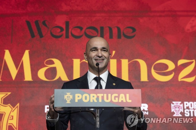 포르투갈의 로베르토 마르티네스 감독 Spain's Roberto Martinez speaks after being presented as the new coach for Portugal's national soccer team at the Portuguese Soccer Federation headquarters in Oeiras, outside Lisbon, Monday, Jan. 9, 2023. (AP Photo/Ana Brigida)