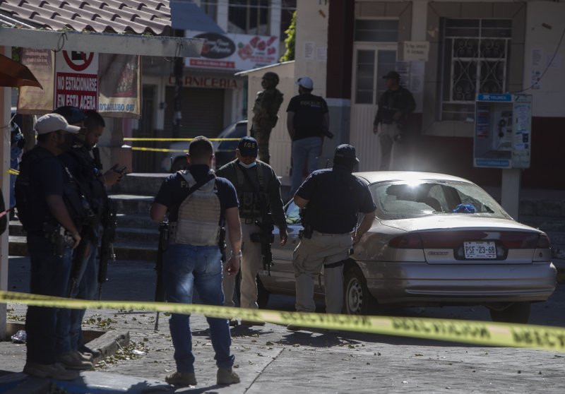 [파랑가리쿠티로(멕시코)=AP/뉴시스]2022년 3월10일 멕시코 파랑가리쿠티로에서 경찰이 폭력조직과 대규모 총격전이 벌어진 현장을 조사하고 있다. 지난 7일 멕시코 과나후아토주 셀라야에서 실종된 여성 6명이 무장괴한들에 의해 살해돼 불에 탄 시신으로 발견됐다고 멕시코 검찰이 17일(현지시간) 밝혔다. 2023.3.18