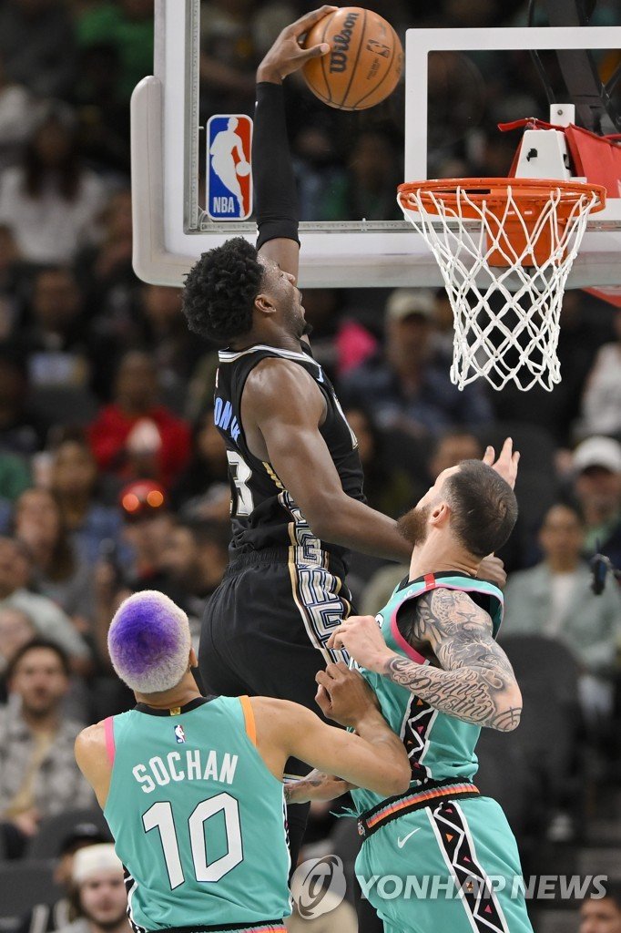멤피스 재런 잭슨 주니어의 덩크 Memphis Grizzlies' Jaren Jackson Jr., top, dunks against San Antonio Spurs' Jeremy Sochan (10) and Sandro Mamukelashvili during the first half of an NBA basketball game, Friday, March 17, 2023, in San Antonio. (AP Photo/Darren Abate)