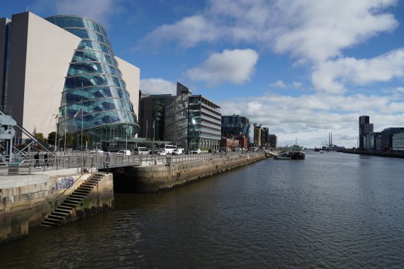 유럽의 실리콘밸리로 불리는 아일랜드 더블린의 '그랜드 캐널독 지구'는 가스시설부지로 활용되던 일대에서 글로벌 정보기술(IT)기업들의 유럽 본사들이 모인 첨단산업지구로 변모한 것이다. / 사진=서울시 제공