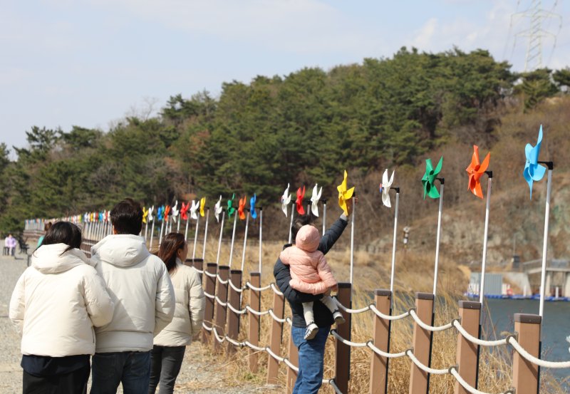 18일 오후 울산 박상진호수공원을 찾은 관광객들의 모습이다.2023.3.18/뉴스1 ⓒ News1 김지혜 기자