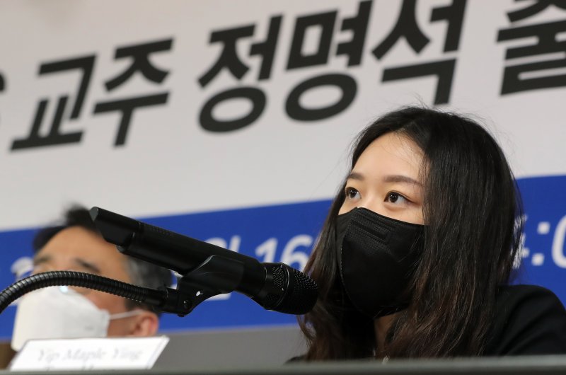 16일 서울시 종로구 변호사회관에서 열린 'JMS 교주 정명석 출소 후 성폭력 피해자 기자회견'에서 영국 국적 외국인 피해자 메이플(Yip Maple Ying Tung Huen)씨가 발언을 하고 있다. 2022.3.16/뉴스1 ⓒ News1 장수영 기자