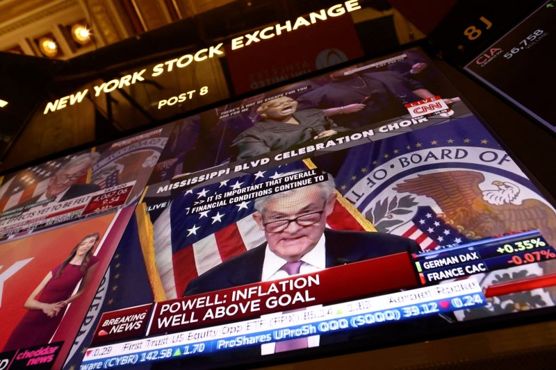 지난 1일(현지시간) 미국 뉴욕증시(NYSE)에 설치된 모니터에 금리 인상을 발표하는 제롬 파월 미 연방준비제도(연준) 의장 모습이 보이고 있다.로이터연합뉴스