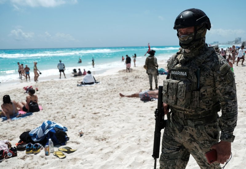 A member of the Navy patrols the Gaviota Azul beach during the beginning of the spring break, in Cancun, Mexico March 18, 2023. REUTERS/ Paola Chiomante /REUTERS/뉴스1 /사진=뉴스1 외신화상