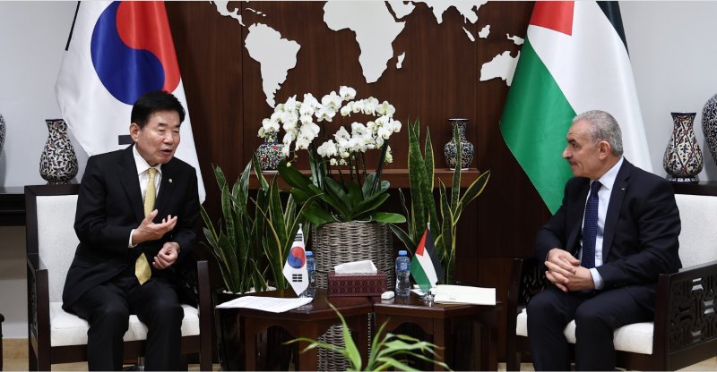 쉬타예 팔레스타인 총리와 면담 중인 김진표 국회의장
