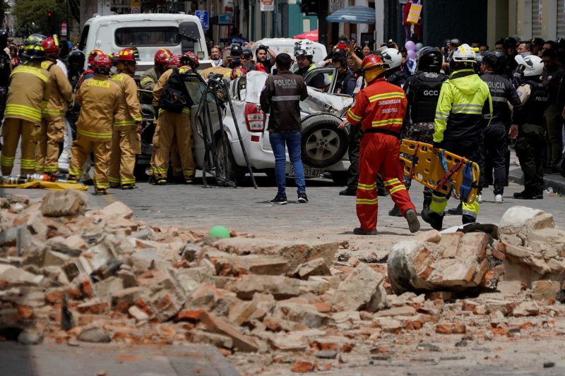 18일(현지시간) 에콰도르 발라오 인근에서 규모 6.8의 지진이 발생한 가운데 쿠엥카에서는 지진으로 주택 옹벽이 무너지면서 차량을 덮치는 바람에 탑승객 1명이 사망했다. 2023.03.18. ⓒ 로이터=뉴스1 ⓒ News1 김성식 기자