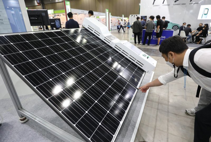 지난해 6월29일 경기 일산 킨텍스에서 열린 '2022 세계 태양에너지 엑스포(EXPO SOLAR 2022)'에서 참석자들이 태양광발전소 청소 로봇을 살펴보고 있다. /뉴스1 ⓒ News1 송원영 기자
