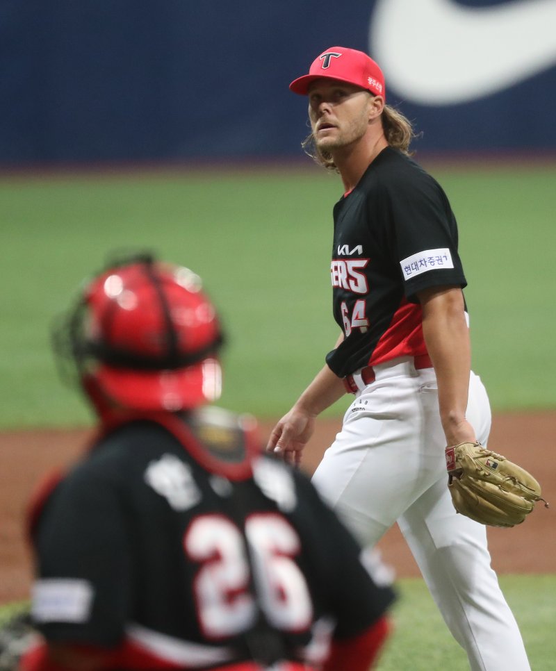 15일 오후 서울 구로구 고척스카이돔에서 열린 2023 한국프로야구(KBO) KIA 타이거즈와 키움 히어로즈의 시범경기, 1회말 KIA 선발투수 앤더슨이 무실점으로 이닝을 마친 뒤 더그아웃으로 향하고 있다. 2023.3.15/뉴스1 ⓒ News1 이동해 기자