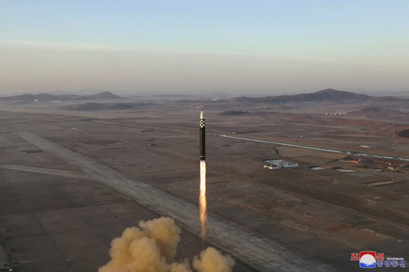 [평양=AP/뉴시스] 북한 조선중앙통신이 제공한 사진에 16일 북한군이 평양 순안 일대에서 대륙간탄도미사일(ICBM)을 시험 발사하고 있다. 2023.03.17.