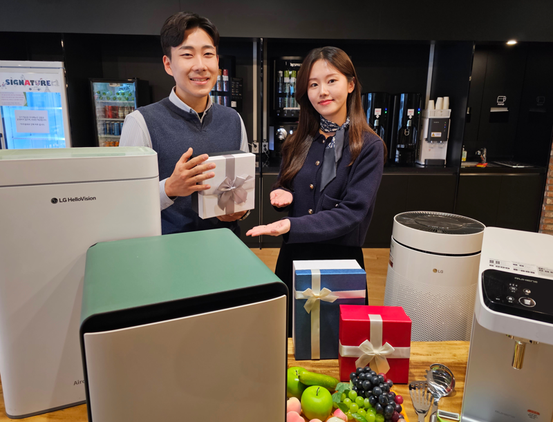LG헬로비전 모델들이 B2B 전용 '사장님 렌탈 패키지'를 소개하고 있다. LG헬로비전 제공